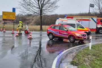 Kleinbus kracht in VW: Schulkinder müssen ins Krankenhaus