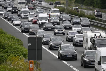 Unfall A: Unfall auf der A10: Fahrbahn auf einen Fahrstreifen verengt!