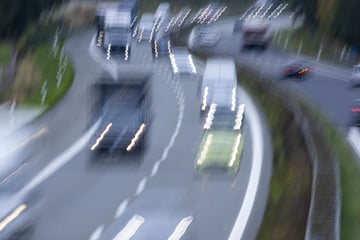 Auf dem linken Fahrstreifen! Mann radelt als Geisterfahrer über Autobahn