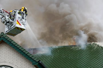 Rauchwolke über Döbeln: Dachstuhl eines Wohnhauses steht in Flammen