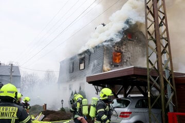 Chemnitz: Verheerender Brand in Chemnitz: Haus völlig zerstört, Bewohner im Krankenhaus