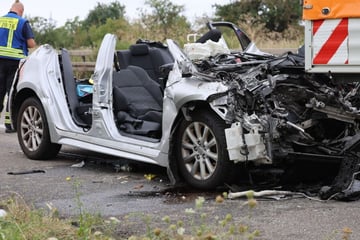 Unfall A8: Schlimmer Unfall auf A8: Toyota rast unter Heck von Kleinlaster, Verletzte steckt stundenlang fest