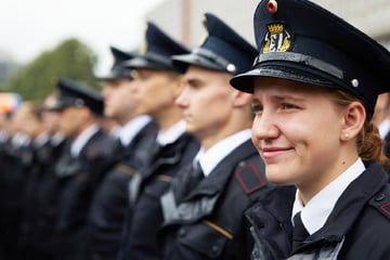 Berlin: Sie sind künftig zur Stelle, wenn's brennt: Berliner Feuerwehr begrüßt 416 Anwärter