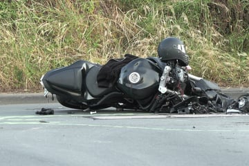 Motorrad kracht in Taxi: 29-jähriger Biker schwebt in Lebensgefahr!