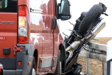 Tragischer Unfall: junger Biker stirbt nach Kollision mit Linienbus