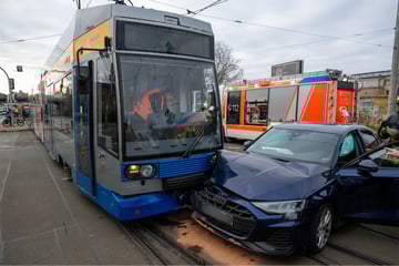Unfall im Leipziger Norden: Audi wird von Straßenbahn erfasst