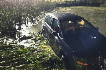 Spektakulärer Unfall! Auto kommt von der Straße ab und prallt in eine Wasserlache