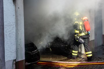Rauch steigt auf, dann züngeln die Flammen: Garagenbrand verursacht 70.000 Euro Schaden