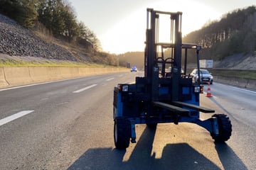 Kurioser Anblick sorgt für Notrufe: Herrenloser Gabelstapler steht mitten auf Autobahn