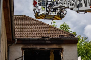 Eltern von vier Kindern bei Wohnhausbrand schwer verletzt: Hubschrauber im Einsatz