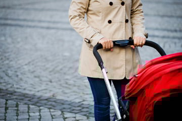 Rot missachtet und Kinderwagen mit Baby erfasst: Polizei sucht Autofahrer