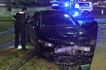 Betrunkener Mercedes-Fahrer walzt Ampel in Dresden nieder! Polizei muss Verkehr regeln