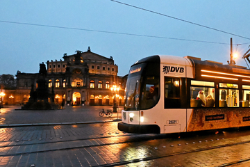 Tram als rollender Lichterkranz: DVB schicken Weihnachts-Bahn auf die Schiene