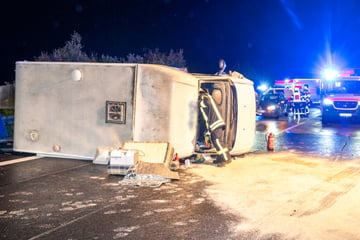 Unfall A4: Schwerer Unfall auf A4 in Sachsen: Wohnmobil kippt um, Autobahn dicht!