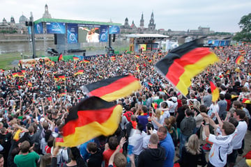 Public Viewing in Dresden: Heute könnt Ihr Deutschlands Viertelfinale am Elbufer erleben