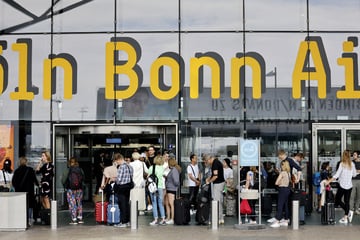 Pasajeros agresivos interrumpen las operaciones en el aeropuerto de Colonia, la policía asegura la calma