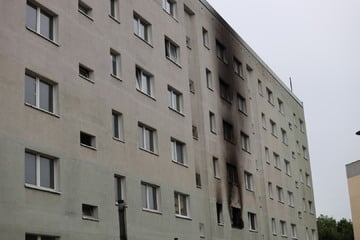Flammen schlagen aus Fenster: Zwei Verletzte bei Wohnungsbrand in Sachsen