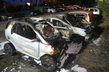 Leipzig: Brandstifter in Leipzig unterwegs: Drei Autos fallen Flammen zum Opfer