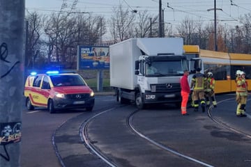 Straßenbahn kracht auf Wiener Straße in Lkw und entgleist: Drei Verletzte