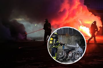 Flammen-Alarm mitten in der Nacht: Autos stehen in Vollbrand