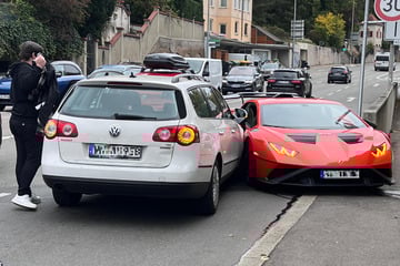 Lamborghini-Sondermodell kracht in Verkehrsinsel und VW: Hunderttausende Euro Schaden!