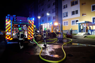 Chemnitz: Balkonbrand löst Feuerwehr-Großeinsatz in Chemnitz aus: Bewohnerin im Krankenhaus