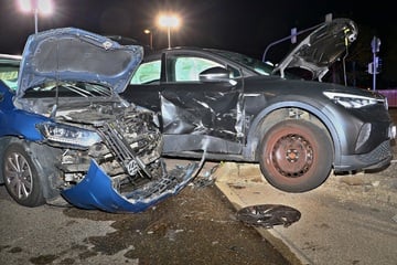 Ampel war tot: 18-Jährige übersieht VW-Fahrerin - zwei Verletzte