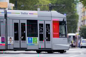 Weil Fahrer unvermittelt abgebogen ist: Zwei Straßenbahnen kollidieren miteinander