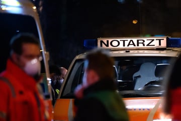 Feier nimmt böses Ende: Traktoranhänger mit zwölf Menschen kippt um