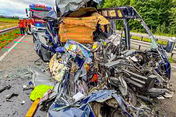 Transporter kracht auf A65 mit voller Wucht in Stauende: Fahrer (†44) sofort tot