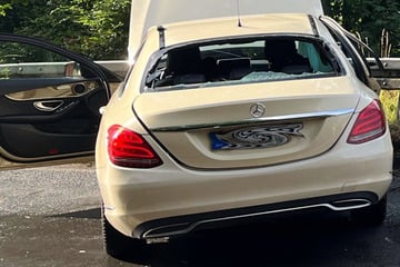 Mercedes kommt von Spur ab, dann kracht Kia in die Seite: Junge (5) schwer verletzt