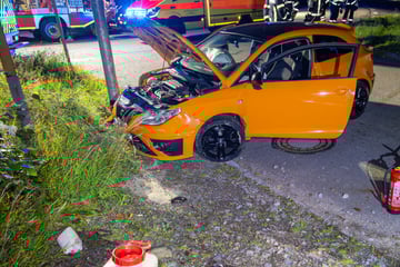 Unfall im Erzgebirge: Seat kracht frontal gegen Laterne