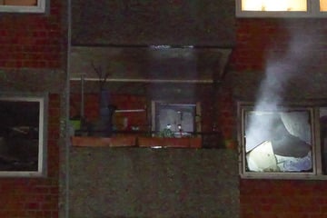 Brand in Mehrfamilienhaus: Person rettet sich selbst