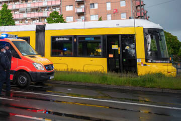 Fußgängerin in Mitte von Straßenbahn erfasst und schwer verletzt