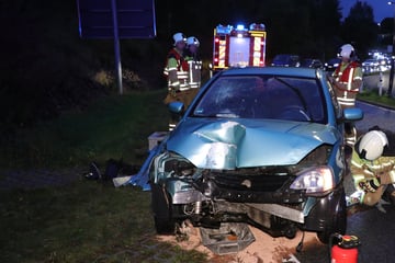 Opel Corsa gerät in Cotta ins Schleudern, knallt gegen Lichtmast
