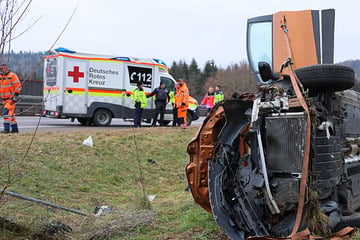 Renault kommt von Fahrbahn ab und überschlägt sich: Fahrerin verletzt!