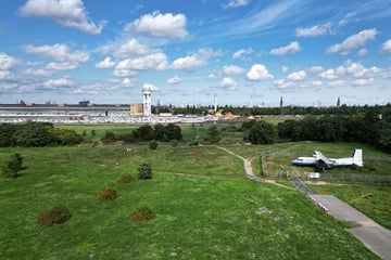 Berlin: Brand am Tempelhofer Feld: Feuerwehr findet toten Menschen