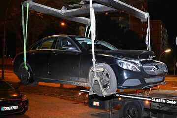 Unfall A24: Mercedes kracht in Leitplanken, Fahrer flüchtet: Was hat eine Tüte Drogen damit zu tun?