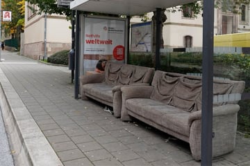 Chemnitz: Was machen diese Spermüll-Sofas an der Haltestelle?