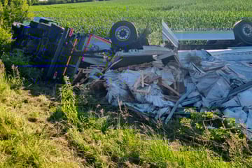 Unfall A38: Lastwagen schleudert von A38 und kippt um: Autobahn bis zum nächsten Tag voll gesperrt