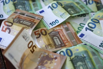 Geldregen auf der A95: Mann vergisst Portemonnaie auf Autodach