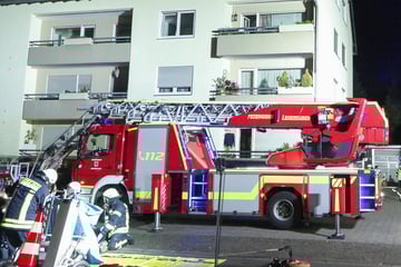 Mitten in der Nacht: Feuer in Mehrfamilienhaus - zwei Menschen in Klinik
