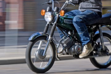 Simson-Fahrer (17) will abhauen: Flucht vor Polizei endet im Krankenhaus