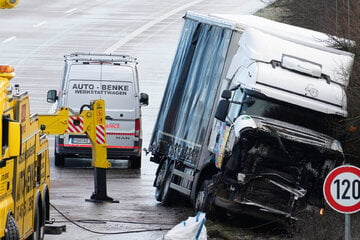 Unfall A38: Notarztwagen überschlägt sich: Glätteunfälle auf A38 fordern sieben Verletzte!