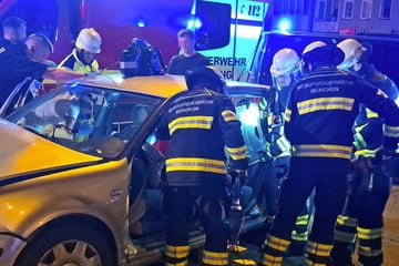 Unfall in Schwabing: Feuerwehr muss VW aufschneiden