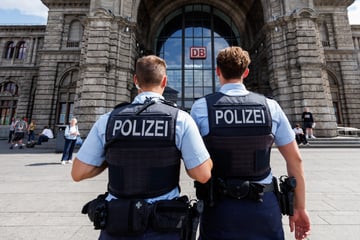 Weil ihm der Aufzug zu voll war: Rentner schlägt Frau mit Faust ins Gesicht