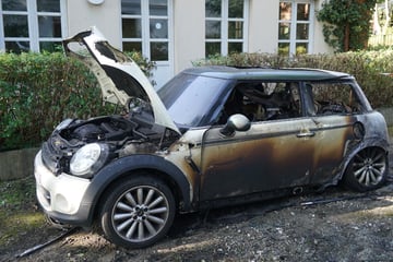 Hamburg: Brandstiftung? Auto steht mitten in der Nacht in Flammen