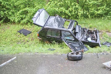 Mercedes will überholen und kracht in Gegenverkehr: 30-Jähriger stirbt an der Unfallstelle