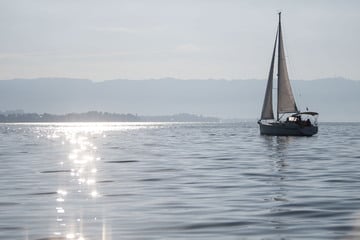 Tödlicher Unfall auf Bodensee: Motorboot rast ungebremst in Segelboot – Frau stirbt