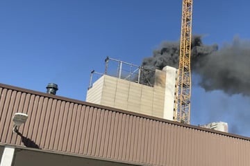 Berlin: Großbrand am Kraftwerk: Feuerwehrleute kämpfen in 44 Metern Höhe gegen Flammen